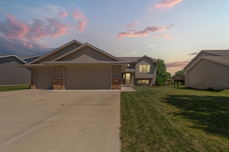 228 Creekside Dr, Eagle Lake, MN 56024