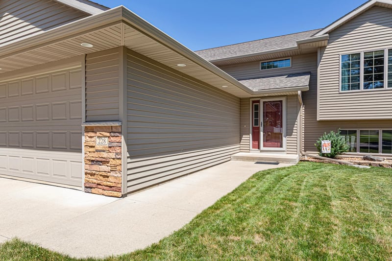 228 Creekside Dr, Eagle Lake, MN 56024