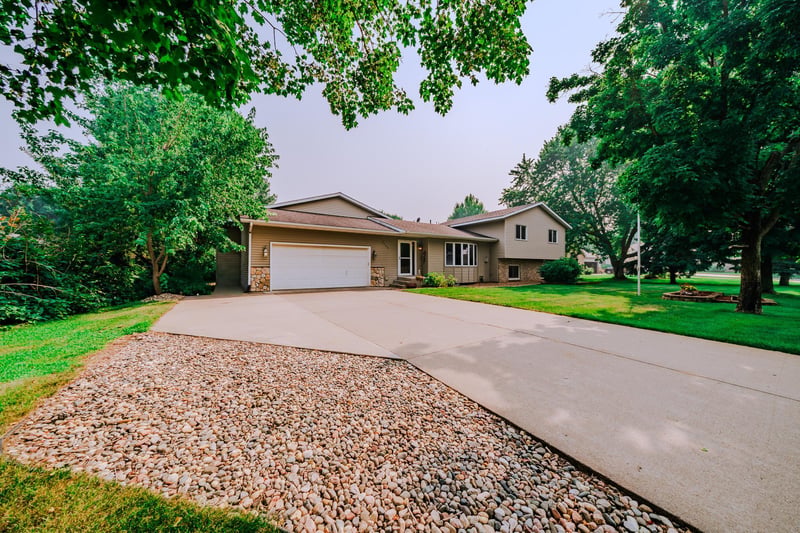 5708 Nightingale Ct, Saint Cloud, MN 56303