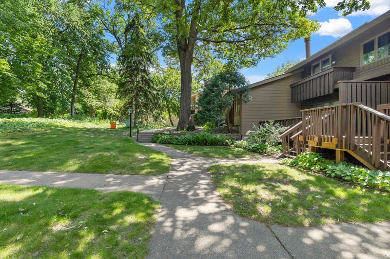 91 Birnamwood Dr, Burnsville, MN 55337