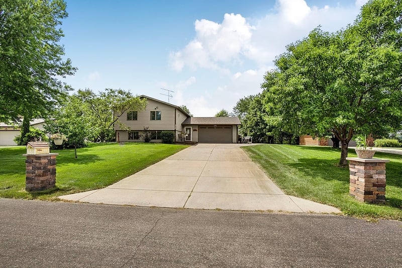 1735 Hazelwood Cir, Saint Cloud, MN 56303