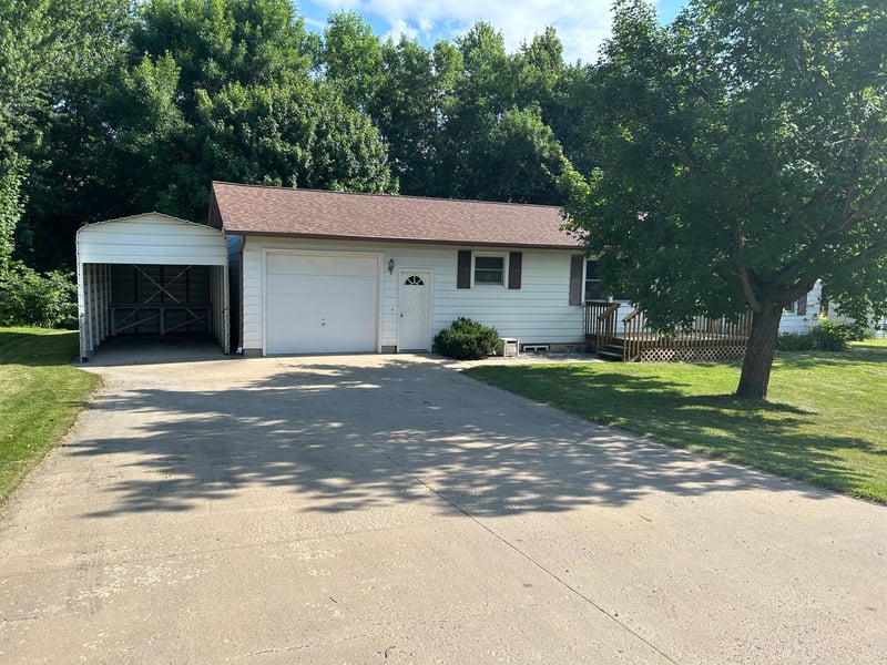 305 Lakeview Dr, Lake Park, MN 56554