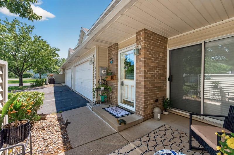 7018 49th St N, Oakdale, MN 55128