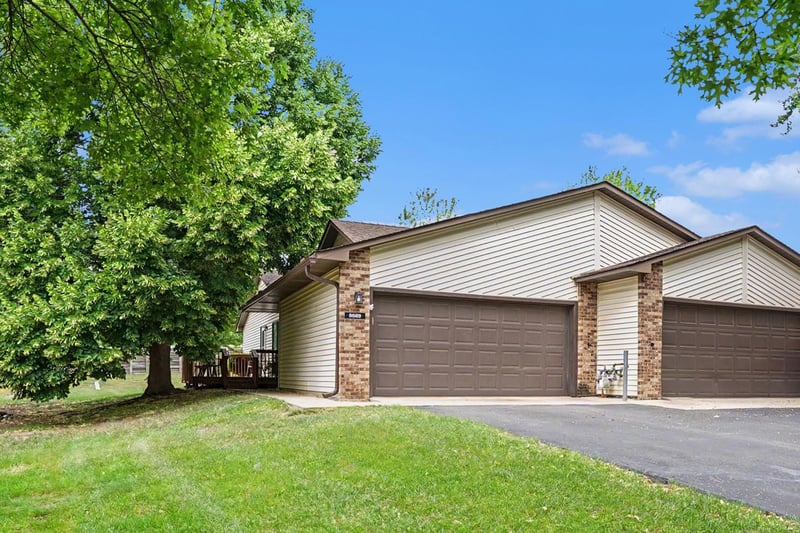 8689 134th St W, Apple Valley, MN 55124