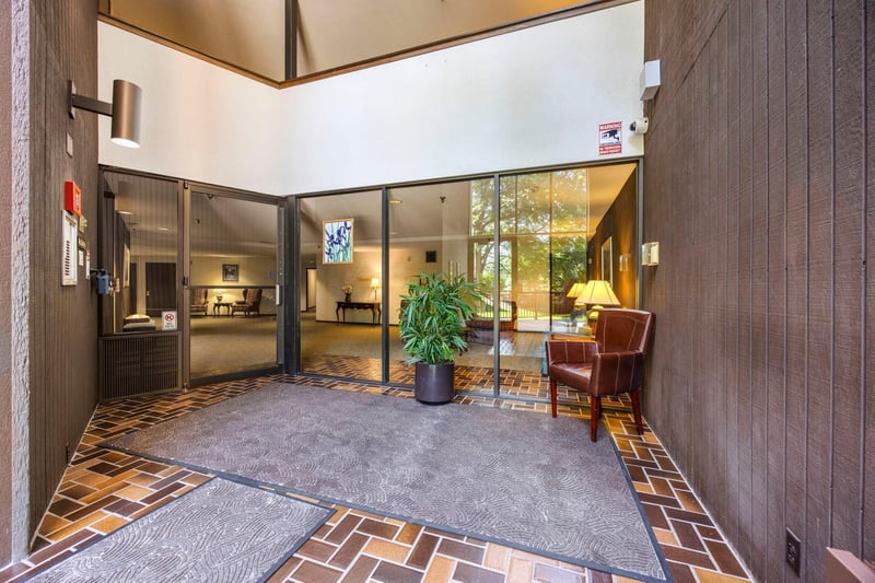 9600 Portland Ave S #220, Bloomington, MN 55420