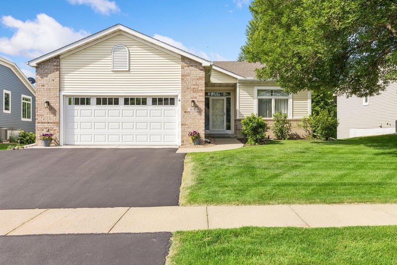 810 Monet Ct, Mendota Heights, MN 55120