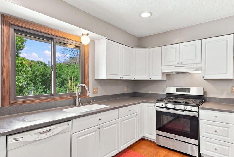6600 Stratford Rd, Woodbury, MN 55125