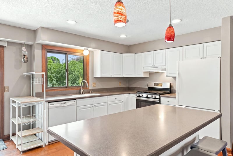 6600 Stratford Rd, Woodbury, MN 55125