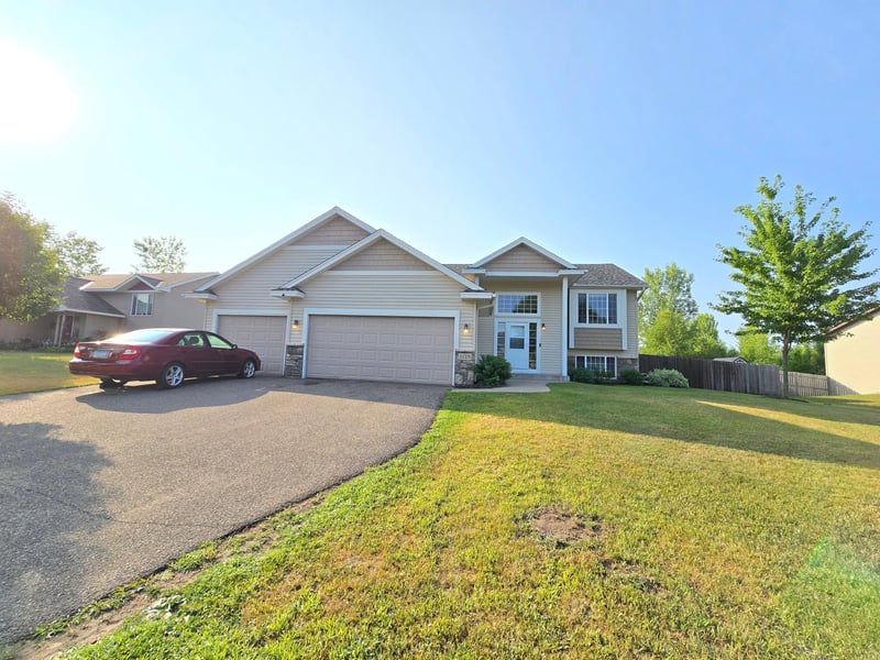 1125 Pioneer Trl SE, Cambridge, MN 55008