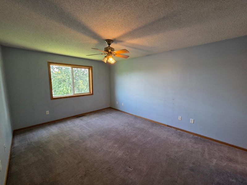 832 Matthew Dr, Chaska, MN 55318