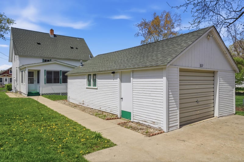 827 7th Ave SW, Faribault, MN 55021