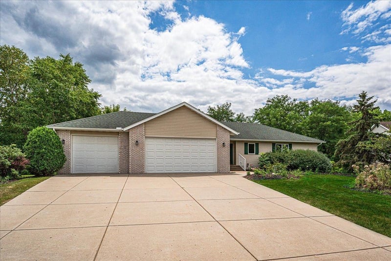 1060 Dennis St S, Maplewood, MN 55119