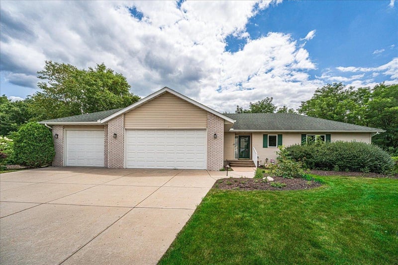 1060 Dennis St S, Maplewood, MN 55119