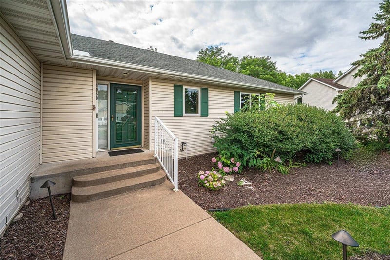 1060 Dennis St S, Maplewood, MN 55119