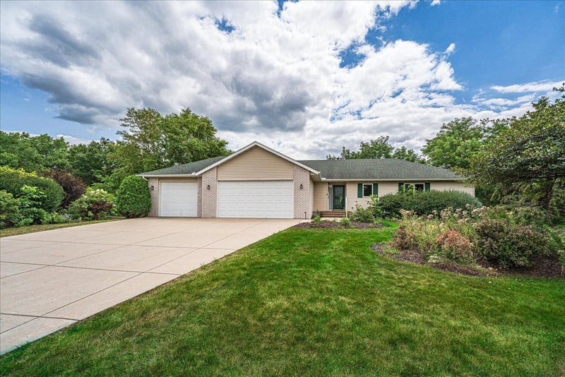 1060 Dennis St S, Maplewood, MN 55119