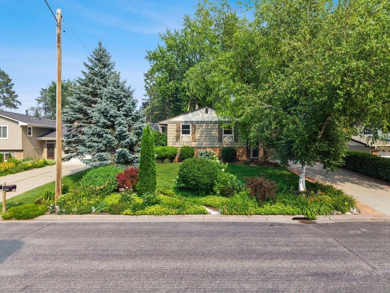 2824 Fernwood St, Roseville, MN 55113