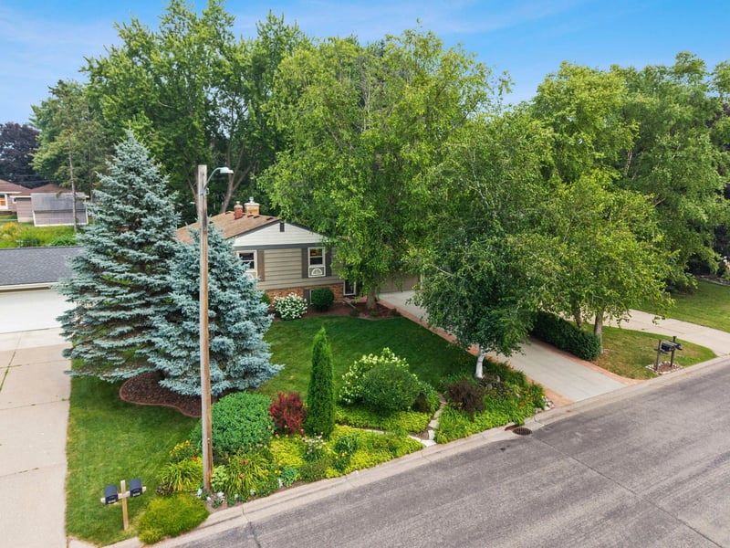 2824 Fernwood St, Roseville, MN 55113
