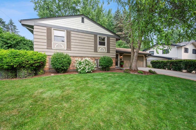 2824 Fernwood St, Roseville, MN 55113