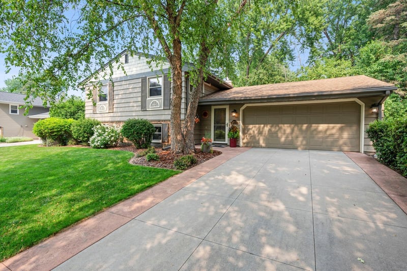 2824 Fernwood St, Roseville, MN 55113