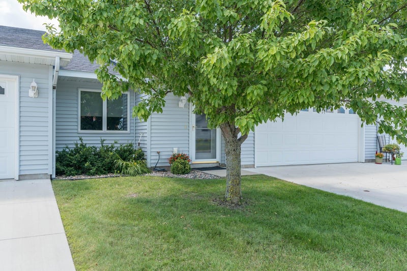 549 Oakwood Dr, Janesville, MN 56048
