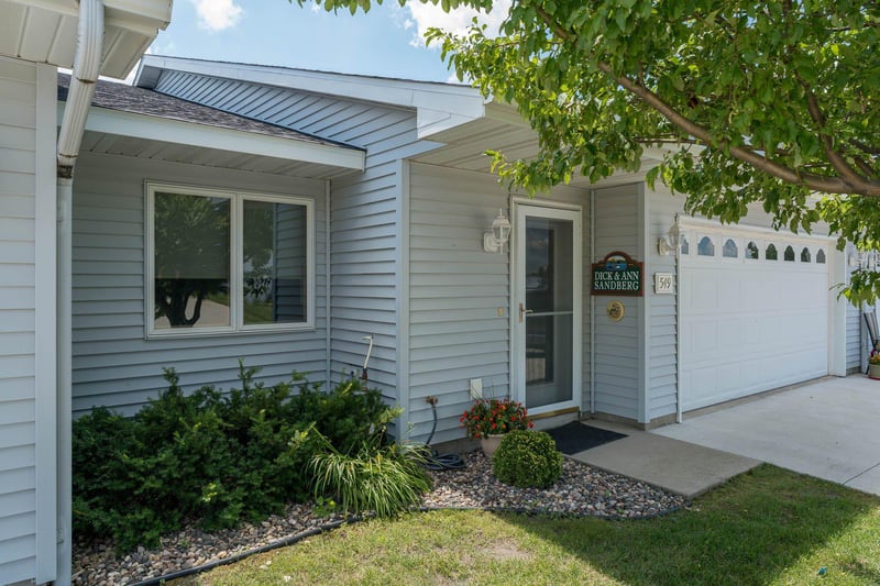 549 Oakwood Dr, Janesville, MN 56048