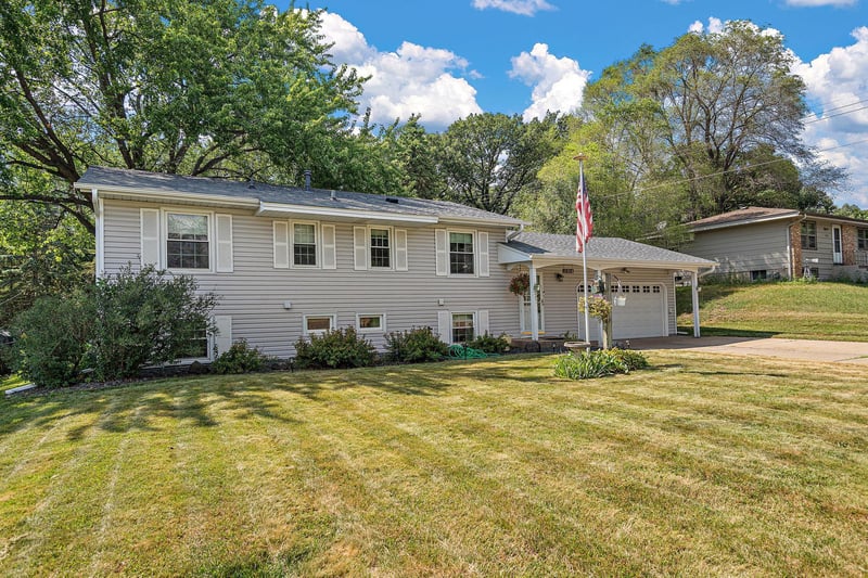 10908 Dahlia St NW, Coon Rapids, MN 55433