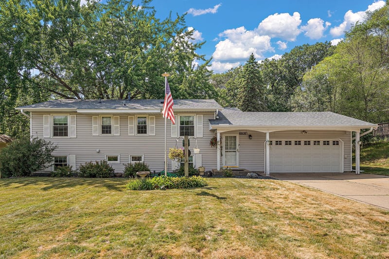 10908 Dahlia St NW, Coon Rapids, MN 55433
