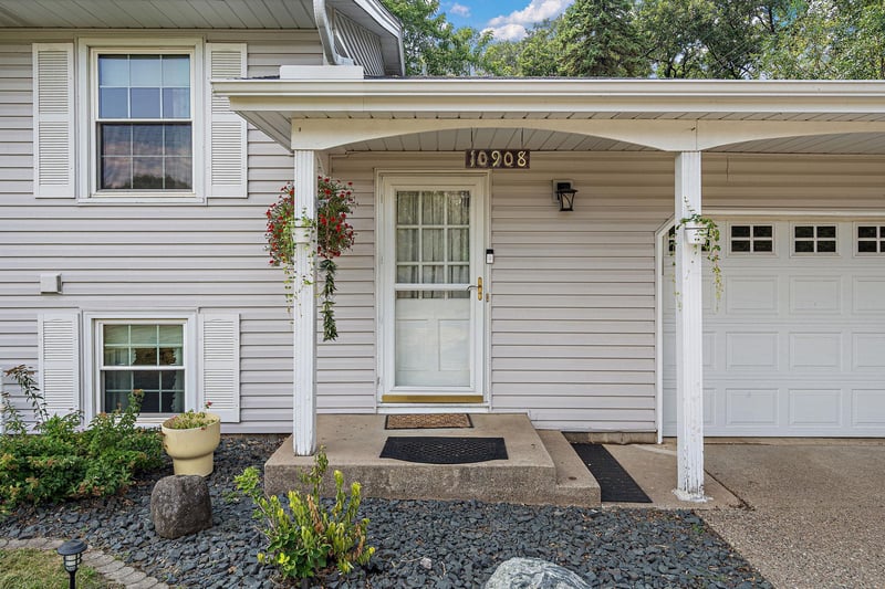 10908 Dahlia St NW, Coon Rapids, MN 55433