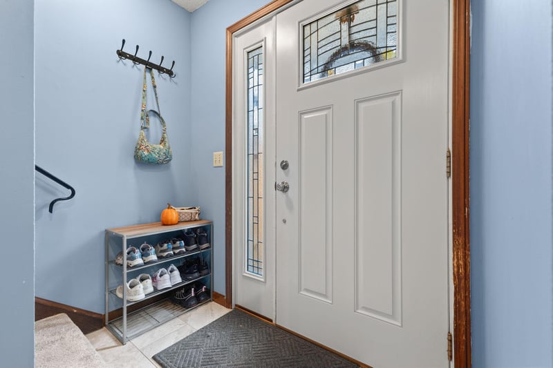 6684 Gretchen Ln N, Oakdale, MN 55128