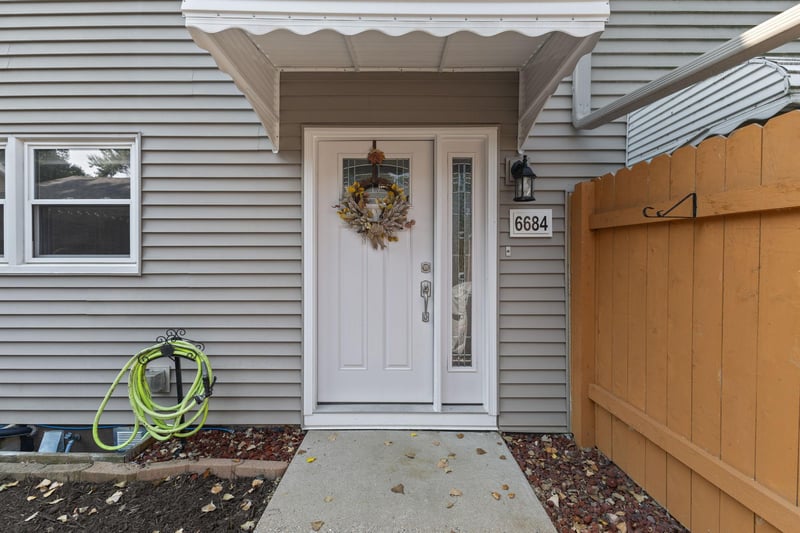 6684 Gretchen Ln N, Oakdale, MN 55128