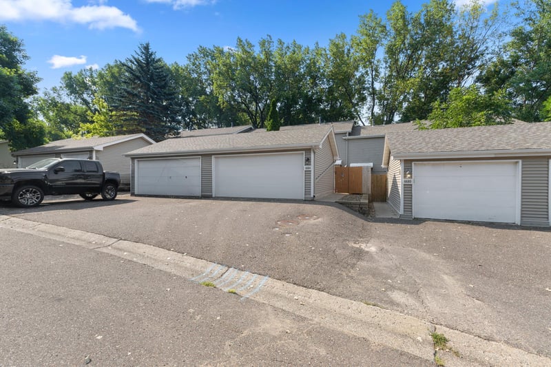 6684 Gretchen Ln N, Oakdale, MN 55128