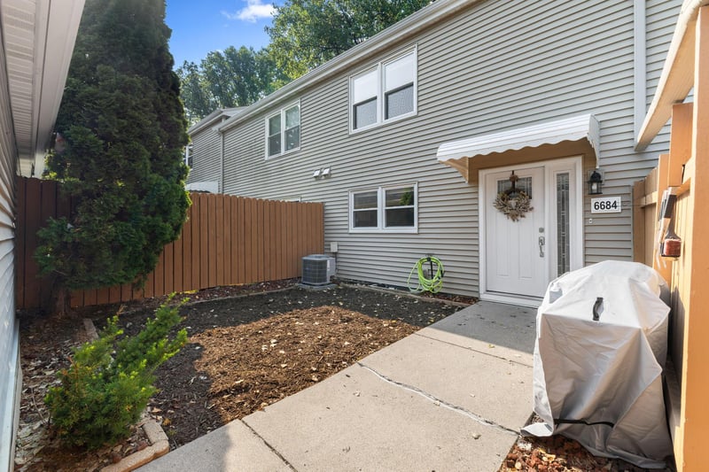 6684 Gretchen Ln N, Oakdale, MN 55128