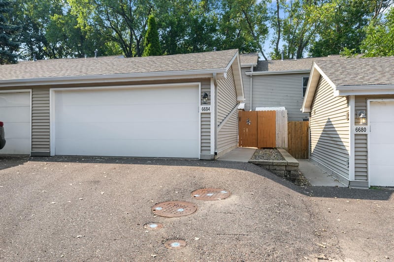 6684 Gretchen Ln N, Oakdale, MN 55128