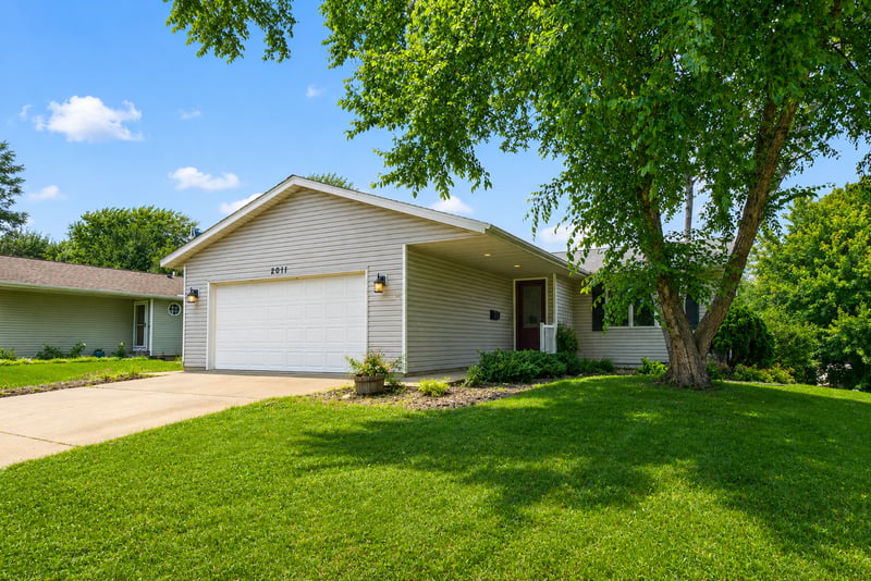 2011 50th St NW, Rochester, MN 55901