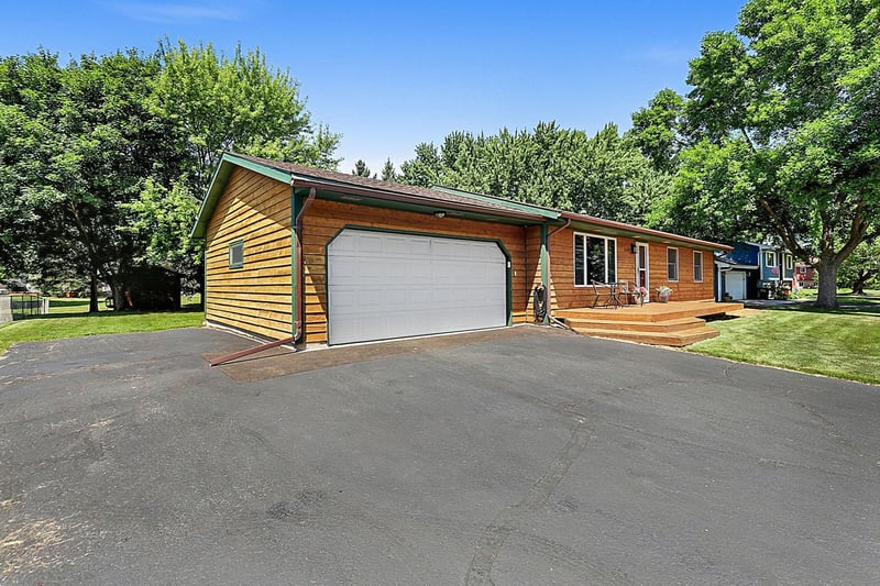 3631 Hillview Ln, Saint Bonifacius, MN 55375