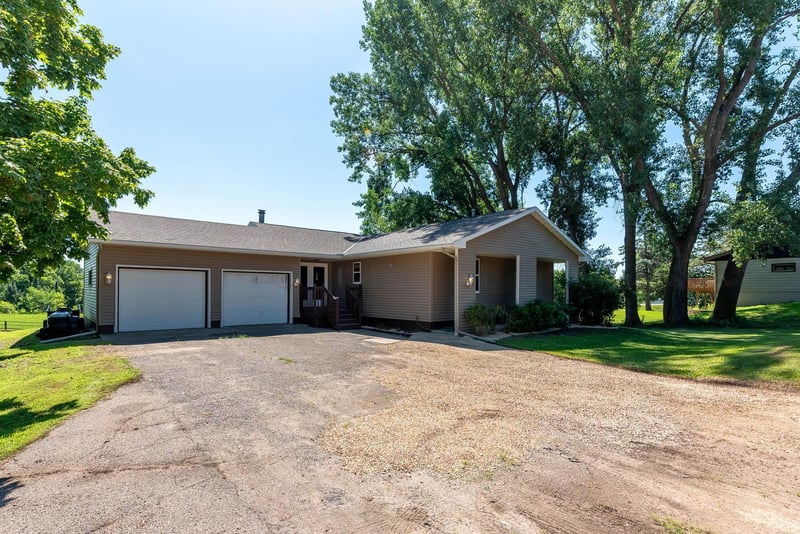 33385 Sibley Heights Ln, Le Sueur, MN 56058