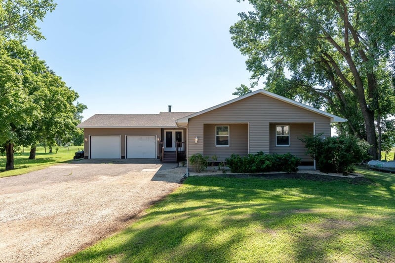 33385 Sibley Heights Ln, Le Sueur, MN 56058