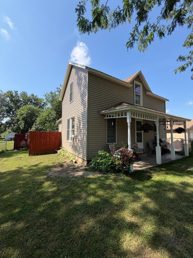 206 E 2nd St, Hardwick, MN 56134