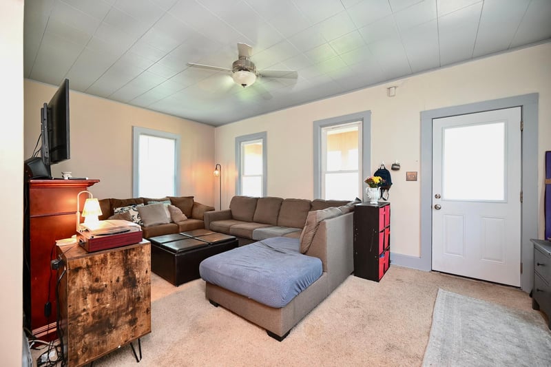 617 W Howard St, Winona, MN 55987