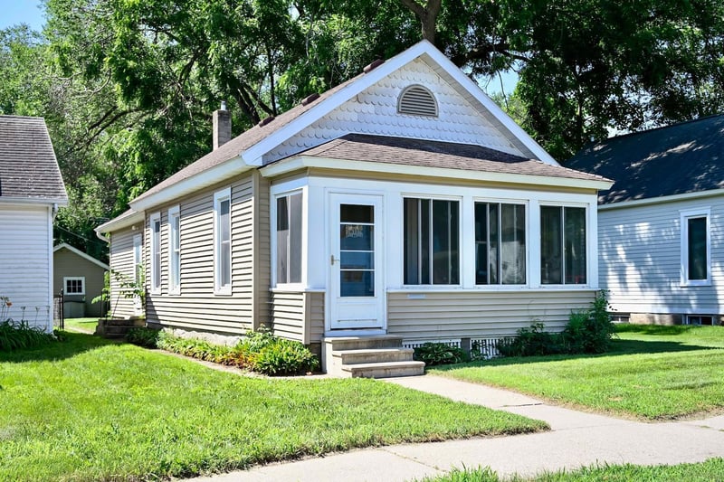 617 W Howard St, Winona, MN 55987