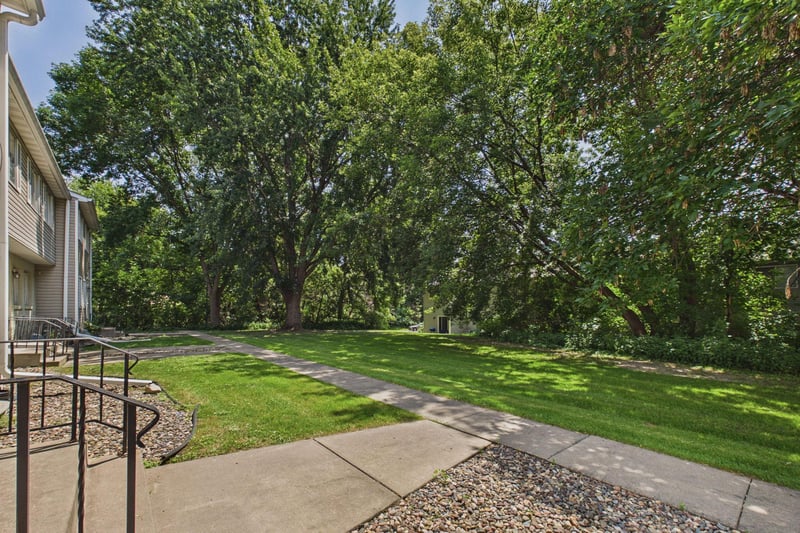1467 Goodwin Ave N, Oakdale, MN 55128