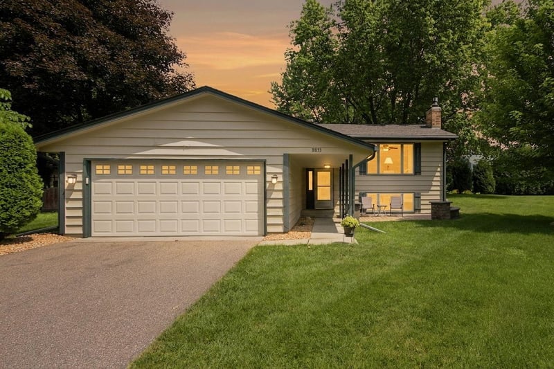 8033 Dakota Ln, Chanhassen, MN 55317