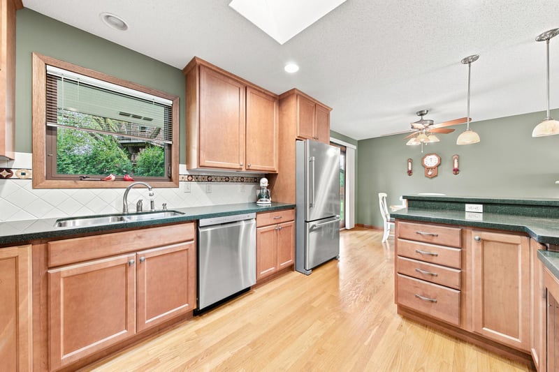 8033 Dakota Ln, Chanhassen, MN 55317