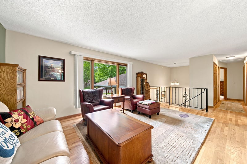 8033 Dakota Ln, Chanhassen, MN 55317
