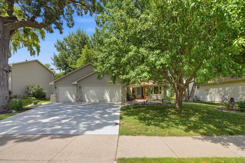 5604 Lone Oak Dr, Savage, MN 55378