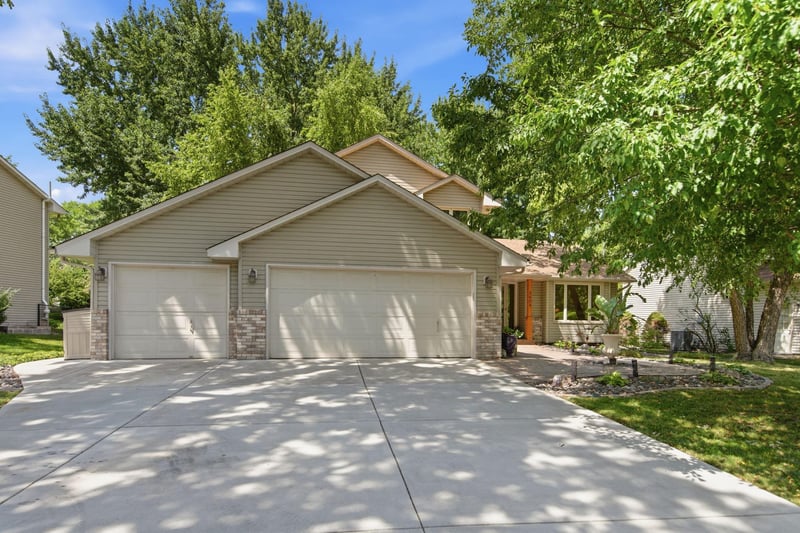 5604 Lone Oak Dr, Savage, MN 55378