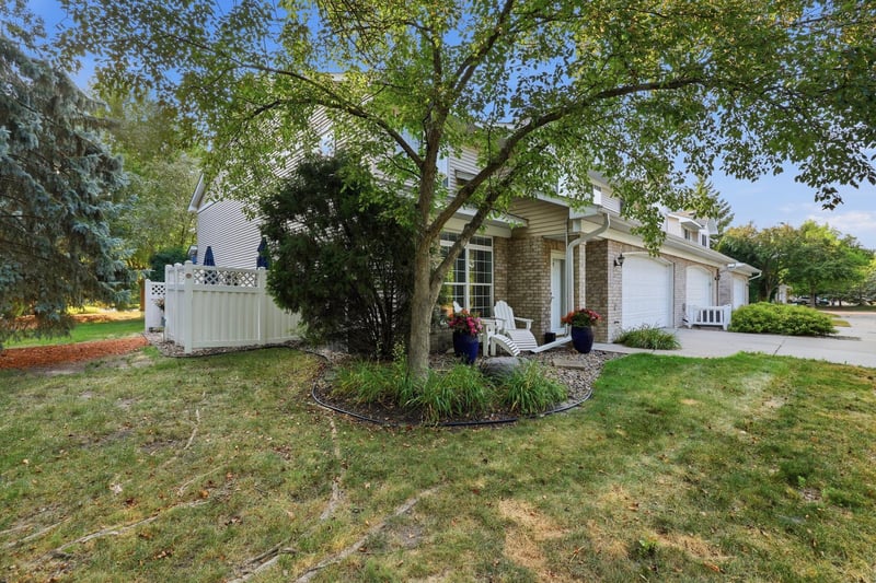 10100 Bridgehill Ter, Eden Prairie, MN 55347