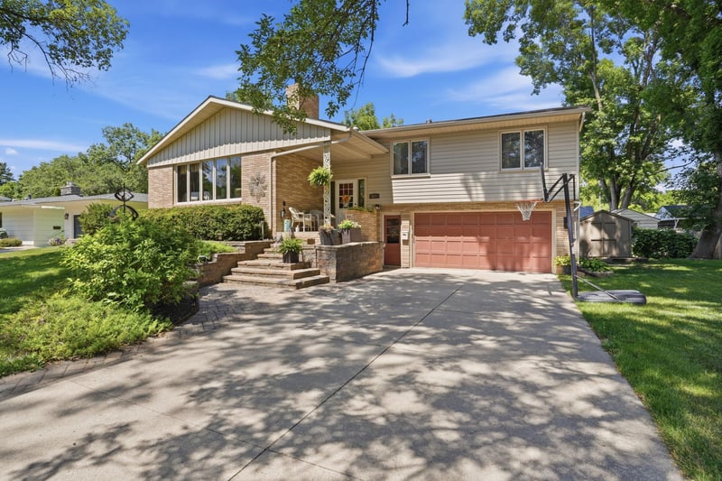 920 Meadow Ln, Willmar, MN 56201
