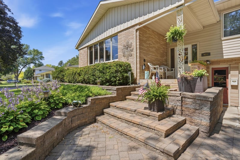 920 Meadow Ln, Willmar, MN 56201
