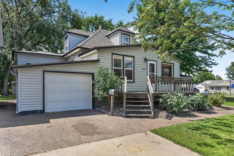 220 N Chestnut St, Belle Plaine, MN 56011
